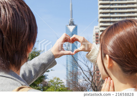 一個年輕的男人和一個女人約會在福岡塔。 21658828