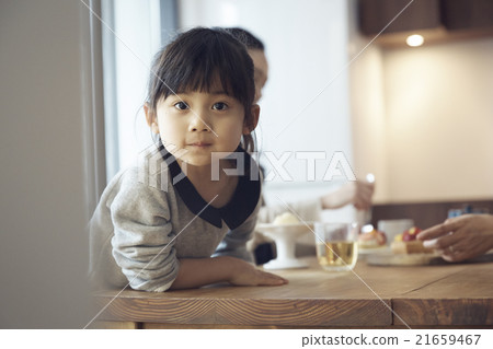 Mother who eats sweets 21659467