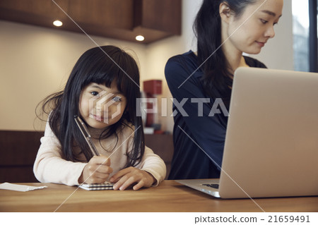 家長和孩子一起學習 21659491