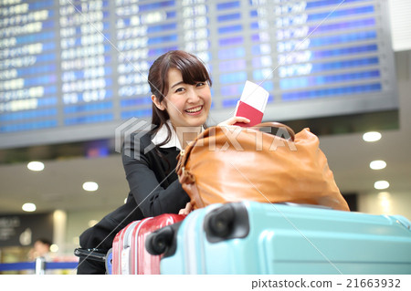 運載許多行李的女商人 運載許多行李的女商人 21663932