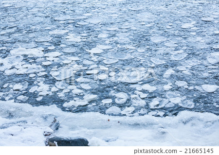 Ice pieces in a lake 21665145