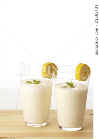 Banana smoothie 21665431