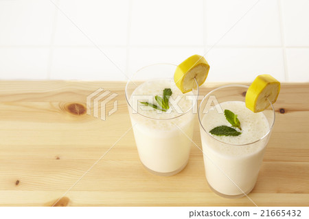 Banana smoothie 21665432