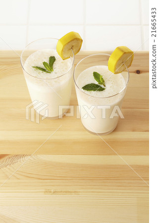 Banana smoothie 21665433