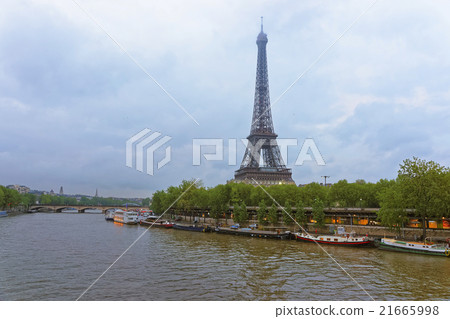 Eiffel Tower and Boats on Seine River in Paris Eiffel Tower and Boats on Seine River in Paris 21665998