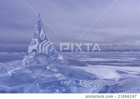 Beautiful piece of ice on the lake surface. 21666247