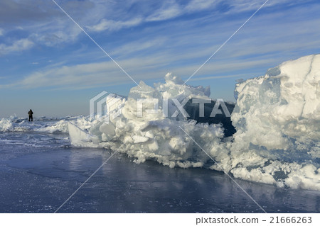 圖庫照片: huge wave of ice and snow.