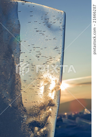 Sun rises over the ice floes. 21666287