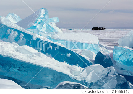 Expedition of people and cars in the ice. 21666342