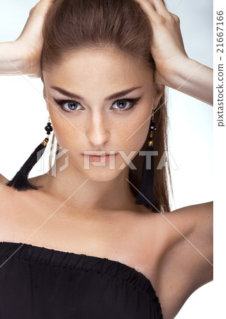 Portrait of young beautiful girl. Fashion photo 21667166