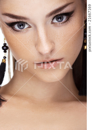 Portrait of young beautiful girl. Fashion photo 21667169