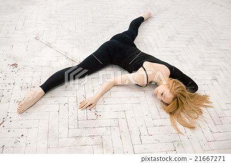 Young attractive female fitness woman performing a Young attractive female fitness woman performing a 21667271