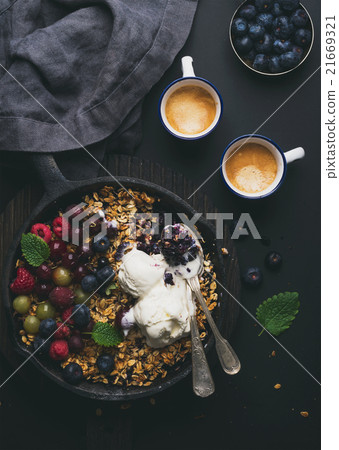 Healthy breakfast. Oat granola crumble with fresh 21669321