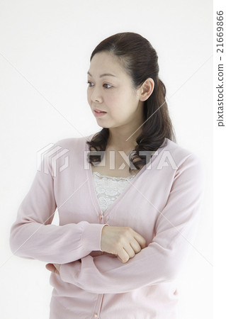 中年婦女在她四十多歲的自然光肖像，焦慮，擔心的面部表情 21669866