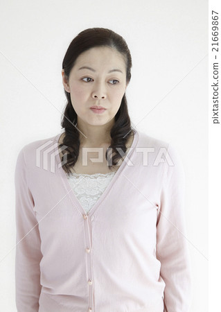 中年婦女在她四十多歲的自然光肖像，焦慮，擔心的面部表情 21669867