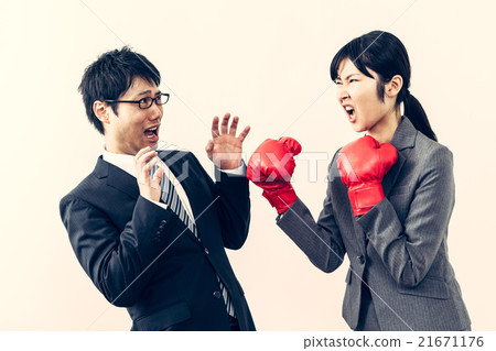 女子拳擊手套擊敗一個人 21671176