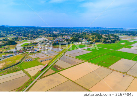 等待水稻種植稻田和當地景觀運行鄉村景觀 等待水稻種植稻田和當地景觀運行鄉村景觀 21674843