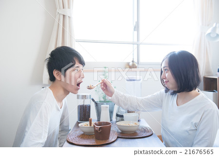 A couple eating breakfast 21676565