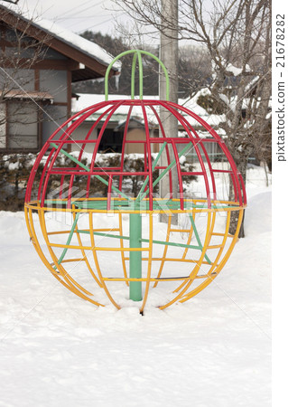 旋轉的叢林健身房埋在雪中 21678282