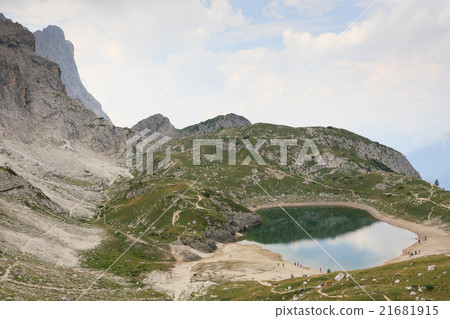 Alpine lake 21681915