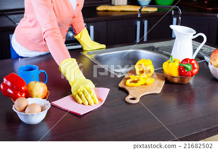 woman cleaning the counter in the kitchen 21682502