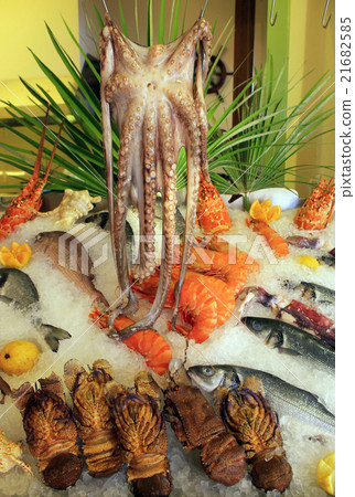 Fresh seafood arrangement displayed in market 21682585