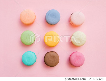 Sweet colorful French macaroon biscuits on pastel 21685326
