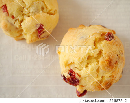 Cranberry and white chocolate scones (horizontal position high angle) Cranberry and white chocolate scones (horizontal position high angle) 21687842