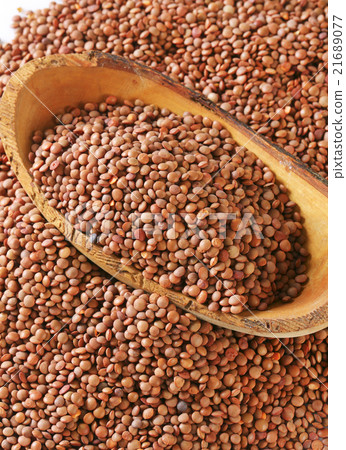Whole red lentils 21689077