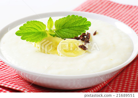 Semolina pudding with banana 21689551