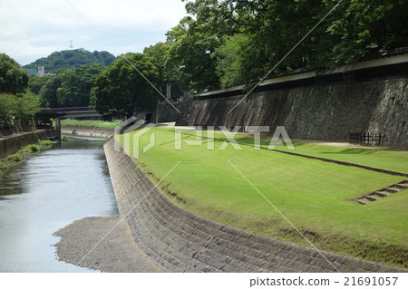 來自熊本城附近的熊本城/市政廳的風景在熊本城周圍流淌 21691057
