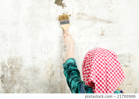 blonde little girl doing repairs in the apartment blonde little girl doing repairs in the apartment 21700986