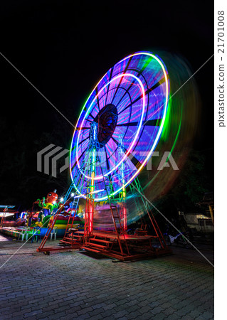 Ferris wheel in motion at night 21701008