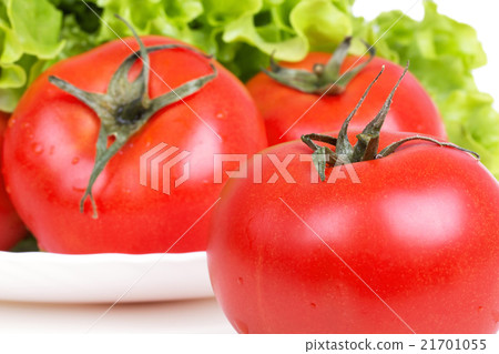 Tomatoes and salad leafs on plate 21701055