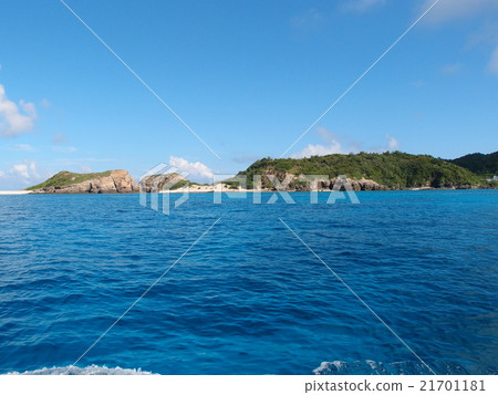 天橋海和紮馬密島的岩石海岸線在沖繩島 21701181