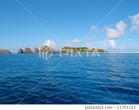 座間味島和沖繩海岸線以及多岩石的海岸線和小島的蔚藍海洋 21701183
