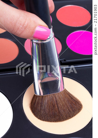 Make-up brush in hand 21701903