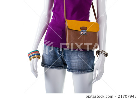 Purple top with bicolor bag. 21707945