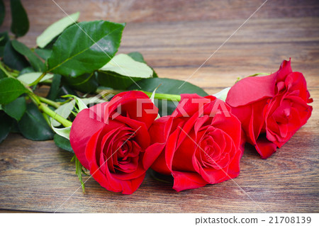 圖庫照片: beautiful red roses flower on wood