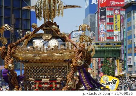 神田節的便攜聖地穿過秋葉原電氣街 神田節的便攜聖地穿過秋葉原電氣街 21709036