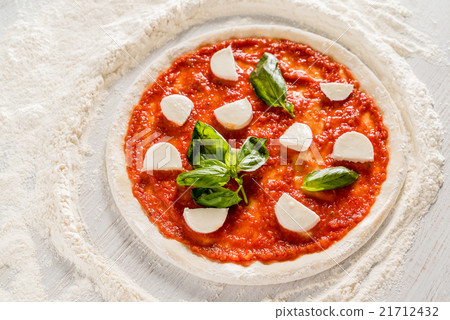 uncooked pizza 21712432