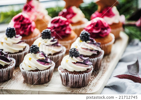 berry cupcakes 21712745