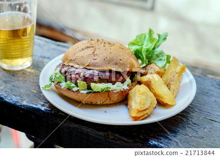 beer with burger 21713844