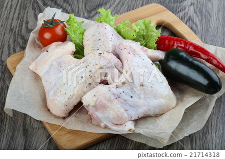 Raw chicken wings Raw chicken wings 21714318
