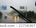 由於下雨，駕駛時能見度差 21716367