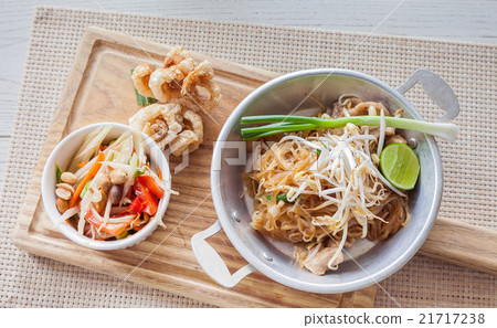 fried noodles Thai style with papaya salad 21717238