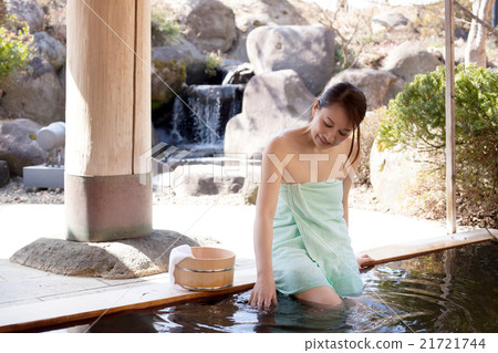 Middle women who relax in open-air bath 21721744