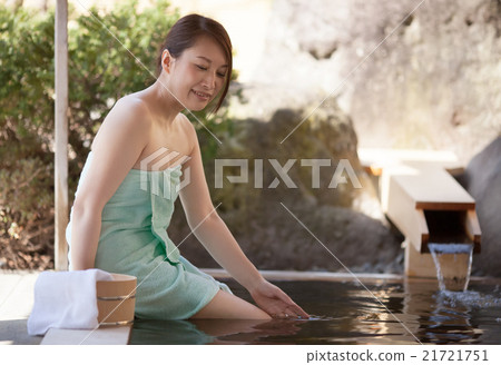 Middle women who relax in open-air bath 21721751