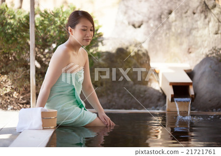 Middle women who relax in open-air bath 21721761