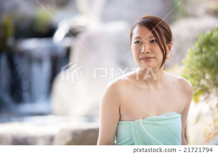 Middle women who relax in open-air bath 21721794